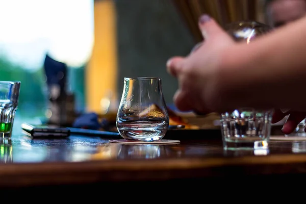 Bardaki masada boş bardak var.