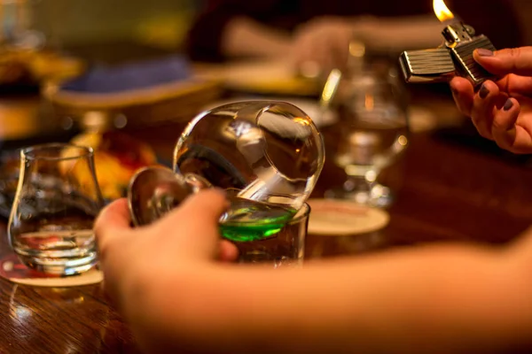 Barmen içkileri ateşe verdi.