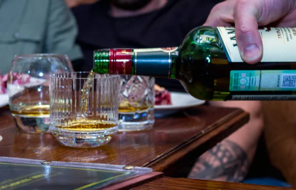 Camarero Vierte Whisky Vasos — Foto de Stock