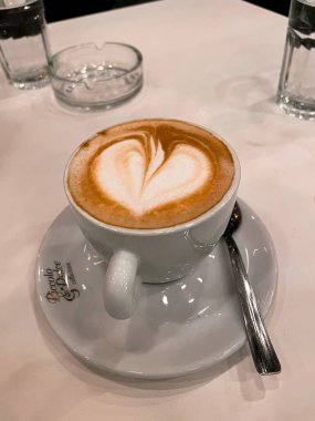 Kalp şeklinde kahve fincanı masanın üstünde.