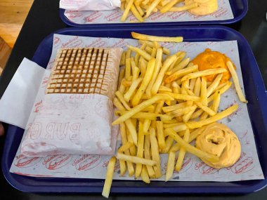 Bol patates kızartması ve Cezayir soslu Fas tacoları.