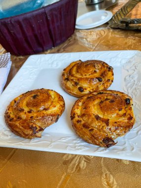 Kahvaltı için beyaz cam tabakta Fransız pastanesi.