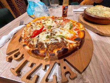 Restoranda Dört Mevsim Pizza