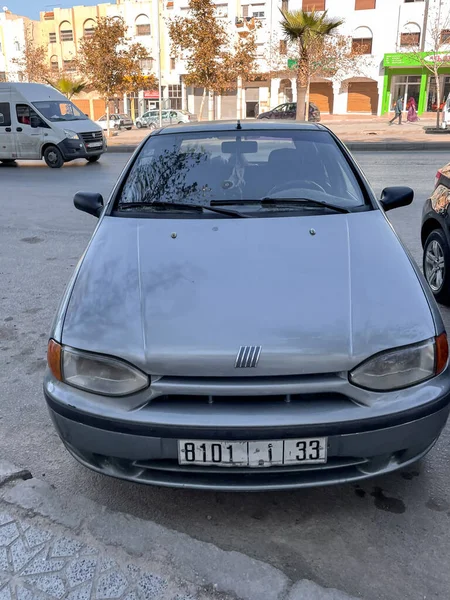 Velho Carro Fiat Estacionado Beira Estrada Marrocos — Fotografia de Stock