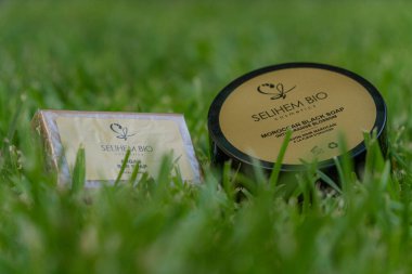 Biyolojik krem ve biyo sabun çimlerin üzerinde.