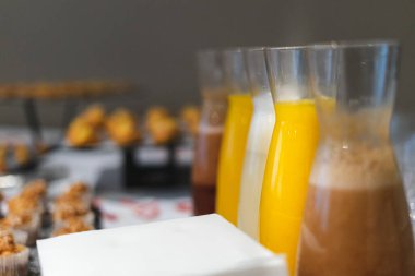 Bir partide bir sıra farklı meyve suyu.