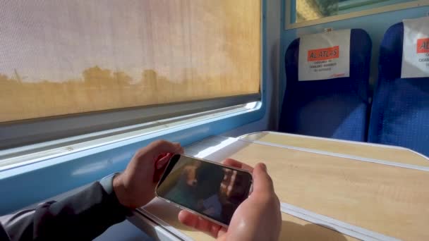 Неузнаваемый Человек Смотрит Фильм Время Путешествия Поезде — стоковое видео