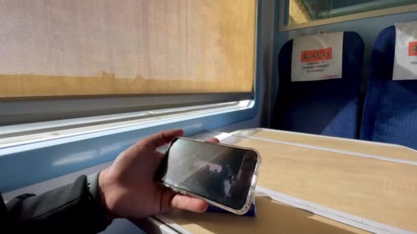 Uomo Irriconoscibile Che Guarda Film Durante Suo Viaggio Treno — Video Stock