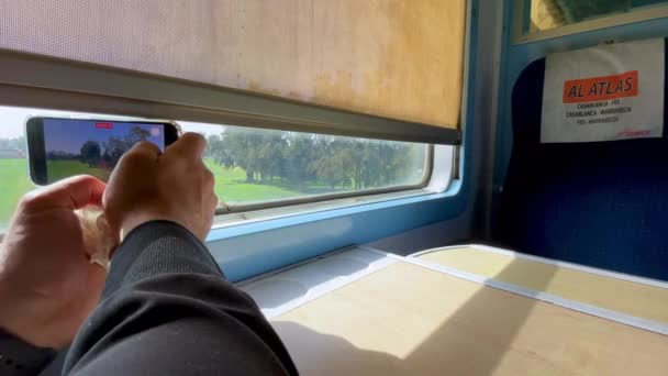 无法辨认的人从摩洛哥移动的火车上拍下了录像 — 图库视频影像