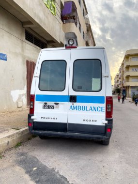 Yan tarafa park edilmiş eski bir ambulans arabası.