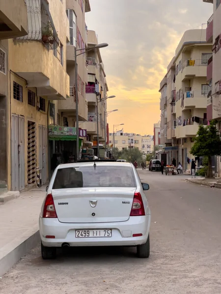 Dacia Login Zaparkowany Bocznicy — Zdjęcie stockowe