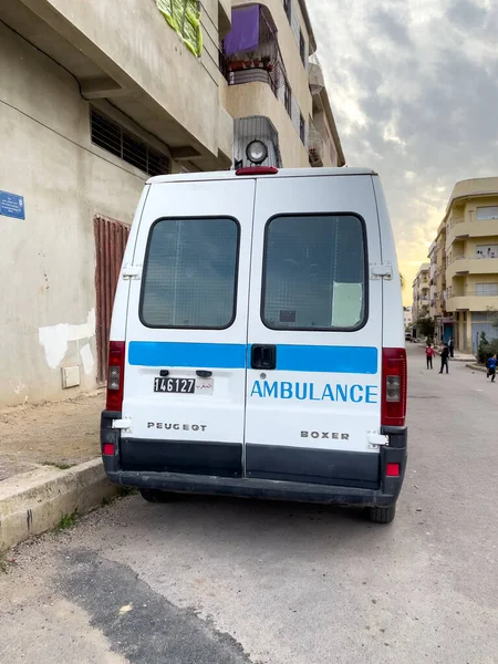 Stary Ambulans Zaparkowany Bocznicy — Zdjęcie stockowe