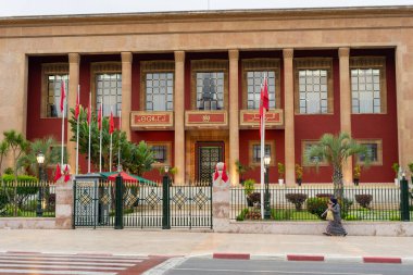 Rabat 'ta Fas parlamentosunun yanında yürüyen iki kadın.