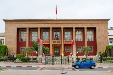 Rabat 'taki Fas parlamentosunun yanından mavi taksi geçiyor.