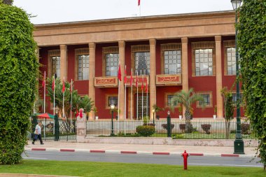 Rabat 'taki Fas parlamentosunun yanından geçen adam