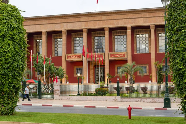 Rabat 'taki Fas parlamentosunun yanından geçen adam