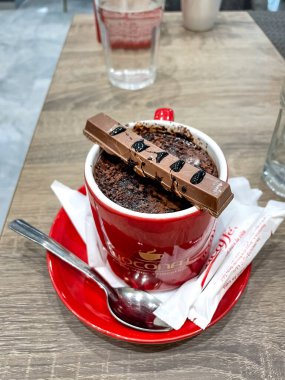 Kafeteryanın içindeki koyu çikolata bardağının yakın plan fotoğrafı.