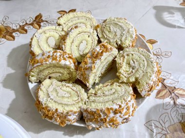 Parlak bir tabakta kalın bir pasta dilimleri