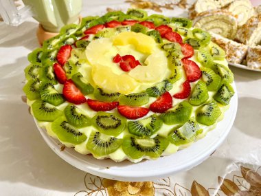 Beyaz tabakta ev yapımı meyveli kek.