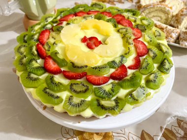 Beyaz tabakta ev yapımı meyveli kek.