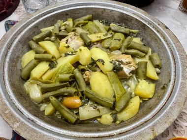 Geleneksel Fas tagininin yakın plan fotoğrafı