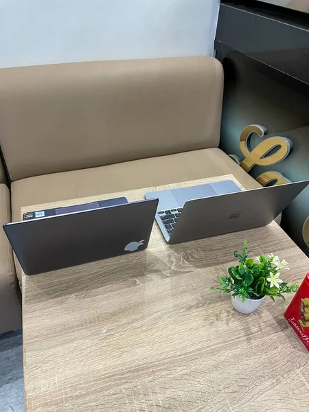 Huawei Matebook Macbook Pro Pöydällä Ruokalassa — kuvapankkivalokuva