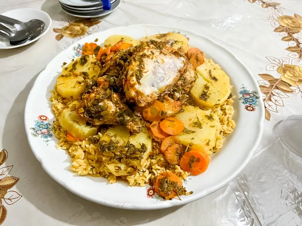 Κοτόπουλο Στον Ατμό Λαχανικά Και Ρύζι Λευκό Γυαλιστερό Πιάτο — Φωτογραφία Αρχείου