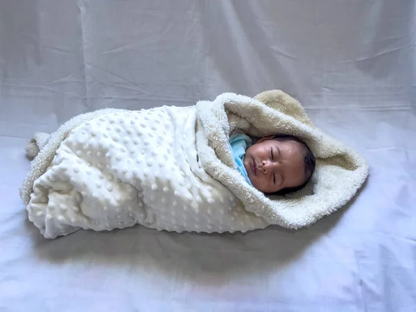 Dulce Bebé Tranquilo Acostado Una Sábana Blanca Disfrutar Siesta Durante — Foto de Stock