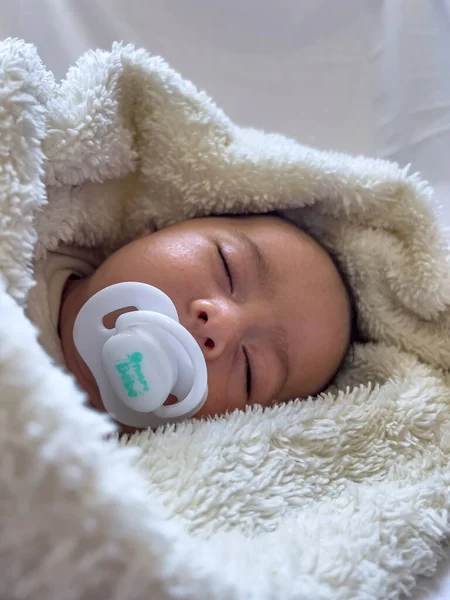 Zoete Rustige Baby Liggend Een Wit Laken Genieten Overdag Dutje — Stockfoto