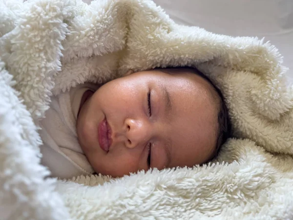 Zoete Rustige Baby Liggend Een Wit Laken Genieten Overdag Dutje — Stockfoto