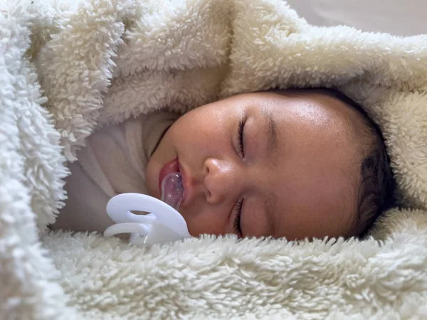 Γλυκό Γαλήνιο Μωρό Ξαπλωμένο Λευκό Σεντόνι Απολαμβάνεις Τον Πρωινό Ύπνο — Φωτογραφία Αρχείου