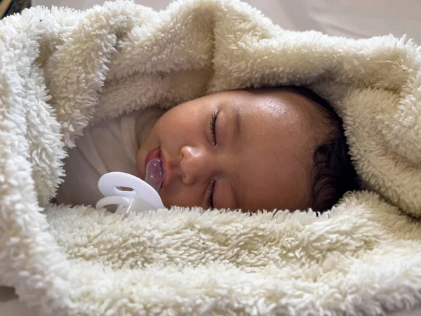 躺在白色床单上的甜美祥和的婴儿享受白天的小睡 — 图库照片