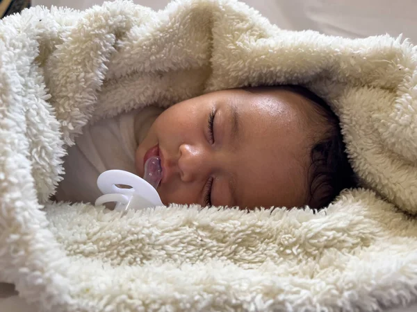 Zoete Rustige Baby Liggend Een Wit Laken Genieten Overdag Dutje — Stockfoto