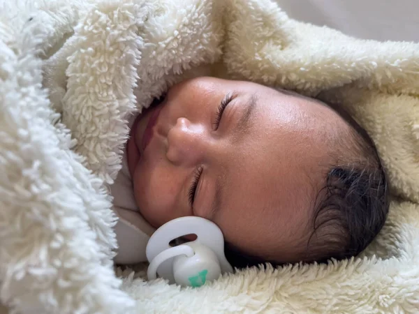 Zoete Rustige Baby Liggend Een Wit Laken Genieten Overdag Dutje — Stockfoto