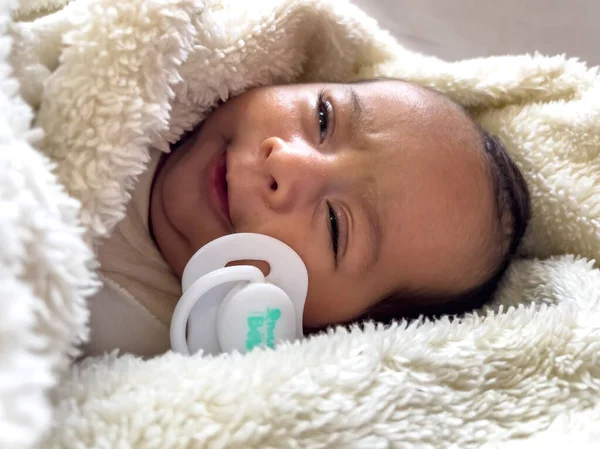 Γλυκό Γαλήνιο Μωρό Ξαπλωμένο Λευκό Σεντόνι — Φωτογραφία Αρχείου