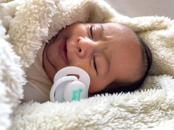 Γλυκό Γαλήνιο Μωρό Ξαπλωμένο Λευκό Σεντόνι — Φωτογραφία Αρχείου