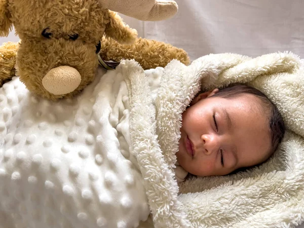 Γλυκό Γαλήνιο Μωρό Ξαπλωμένο Λευκό Σεντόνι Απολαμβάνεις Τον Πρωινό Ύπνο — Φωτογραφία Αρχείου