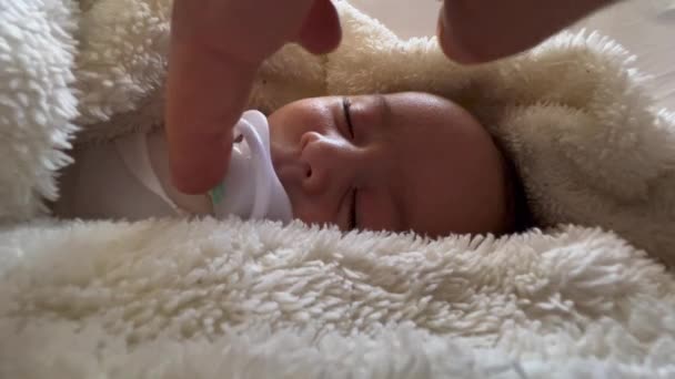 Γλυκό Γαλήνιο Μωρό Ξαπλωμένο Λευκό Σεντόνι Απολαμβάνεις Τον Πρωινό Ύπνο — Αρχείο Βίντεο