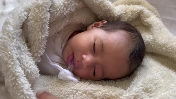 Doce Bebê Tranquilo Deitado Lençol Branco Desfrutar Cochilo Diurno — Vídeo de Stock