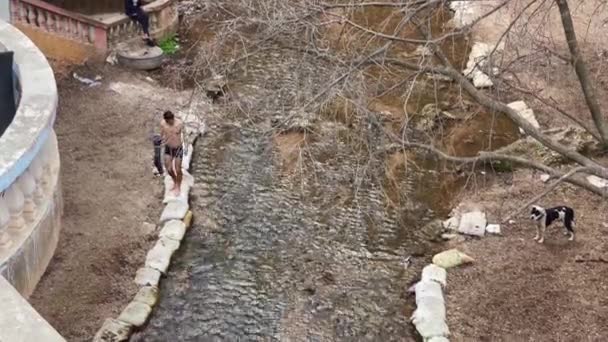 Niño Vistiendo Ropa Después Nadar — Vídeos de Stock