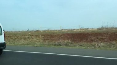 Otobanda araba penceresi görüntüsü hızlanıyor