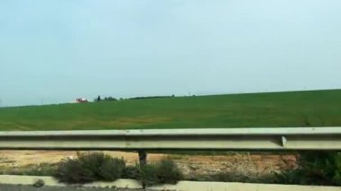 Otobanda araba penceresi görüntüsü hızlanıyor