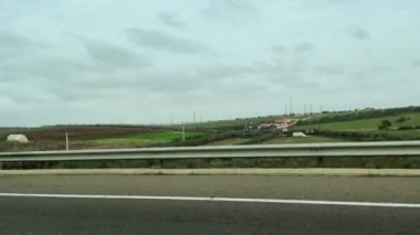 Otobanda araba penceresi görüntüsü hızlanıyor