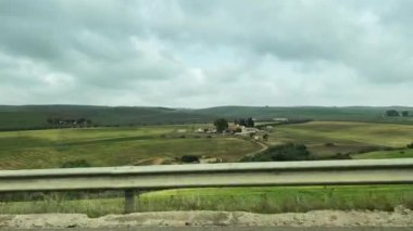 Otobanda araba penceresi görüntüsü hızlanıyor