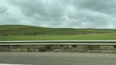 Otobanda araba penceresi görüntüsü hızlanıyor