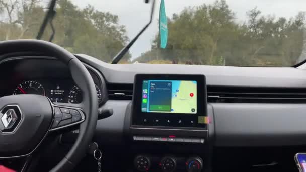 Ekranda Gps Navigasyonu Olan Araba Yolda Gidiyor — Stok video