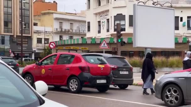Nsanlar Yoldan Geçerken Arabalar Yeşil Işıkta Geçiyor — Stok video