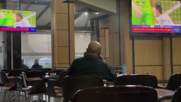 Mann Raucht Zigarette Und Schaut Fußball Cafeteria — Stockvideo