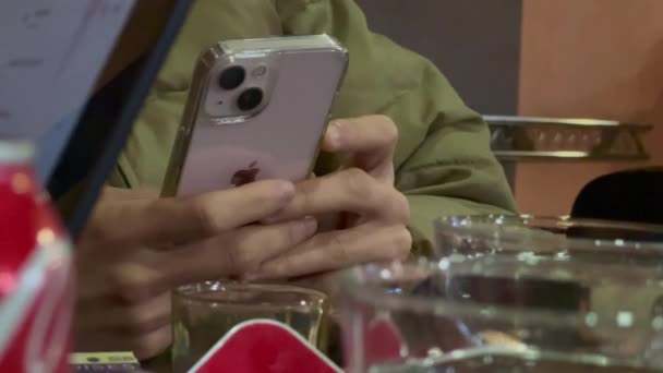 Невпізнаваний Чоловік Тримає Свій Смартфон — стокове відео