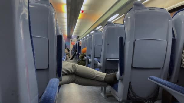 无法辨认的人睡在火车上 — 图库视频影像